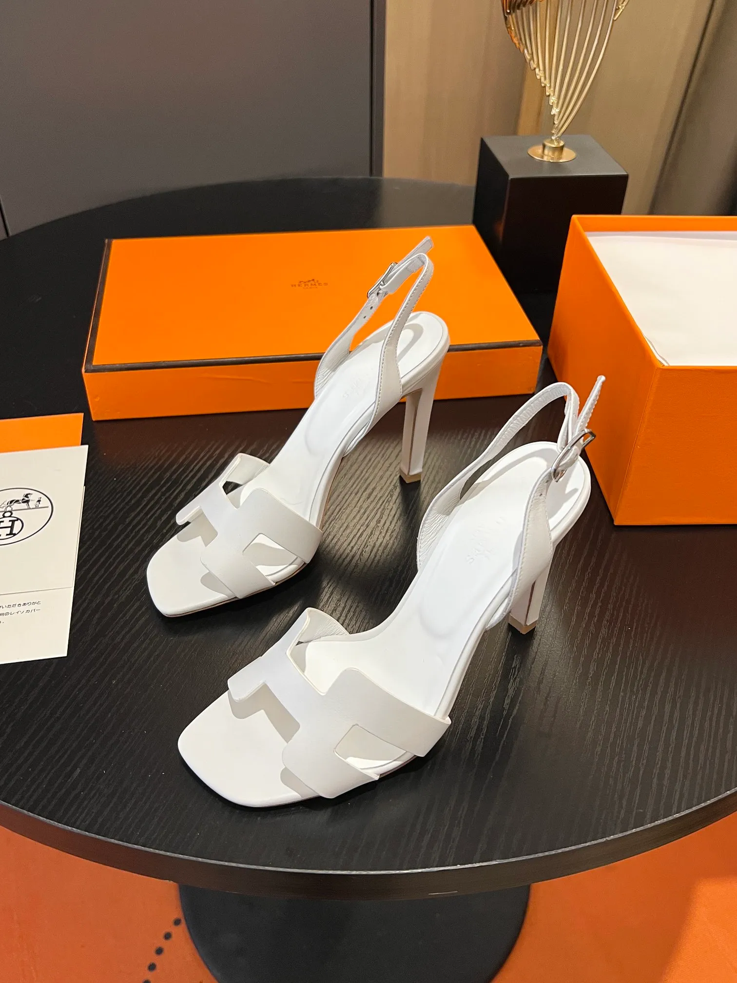 👟👟Ex-factory price 600👟👟Hermès 2023 high-heeled temperament sandals original customization! Counter synchronization! Hermès high heels have always been simple, fashionable and elegant! ! ! It can hold any style of wear, the height of 10.5cm is easy to control, and the feet feel comfortable and pressure-free! The classic and elegant style brings a sense of luxury to your feet! Highly recommended Material: Upper imported calfskin + mixed sheepskin lining Outsole: Italian genuine leather sole Size: 34-42 (34.41.42 customization is non-returnable and non-exchangeable)